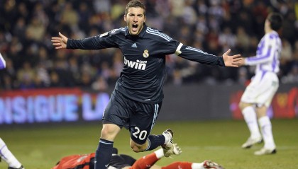 开云app下载-从挫败到荣耀：逆境中的车手奋斗史